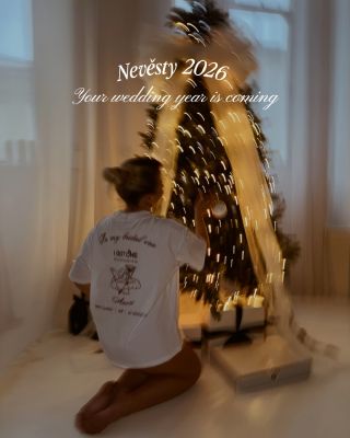 It’s here 💍👰🏼!! Nevěsty 2026 !! Váš rok je za rohem and You’re the MAIN CHARACTER ENERGY 🤍💫. Tohle je design BRIDE trička...