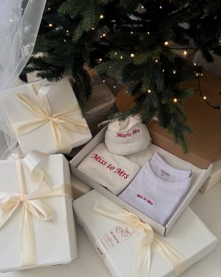 Svatební novinka 👰🏼✨.. Bridal Kit 🎁a v něm nová svatební #makeupbag by @quiltedcz 🫶🏻. Pojďme zkusit sílu IG🙏🏻🤍.. Označte v...