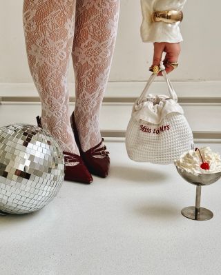 Protože.. We love to do ICONIC sh.. 💫 Miss to Mrs make-up pouch by @saynomore.cz X @quiltedcz ❤️. Na téhle ručně šité...